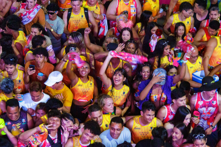 3ª noite do Carnaval santanense é marcada pelo desfile dos blocos de micareta e muita animação no corredor da folia